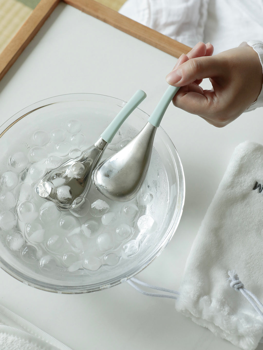 Hot and cold dual-use beauty device — green silicone handle