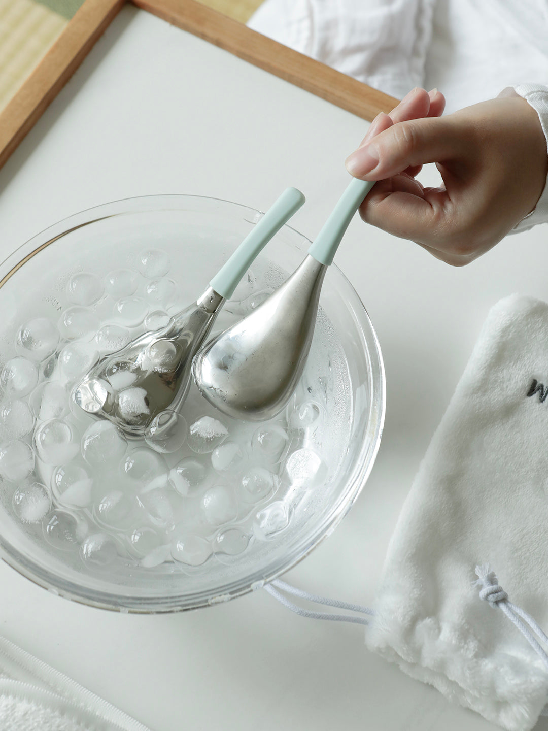 Hot and cold dual-use beauty device — green silicone handle