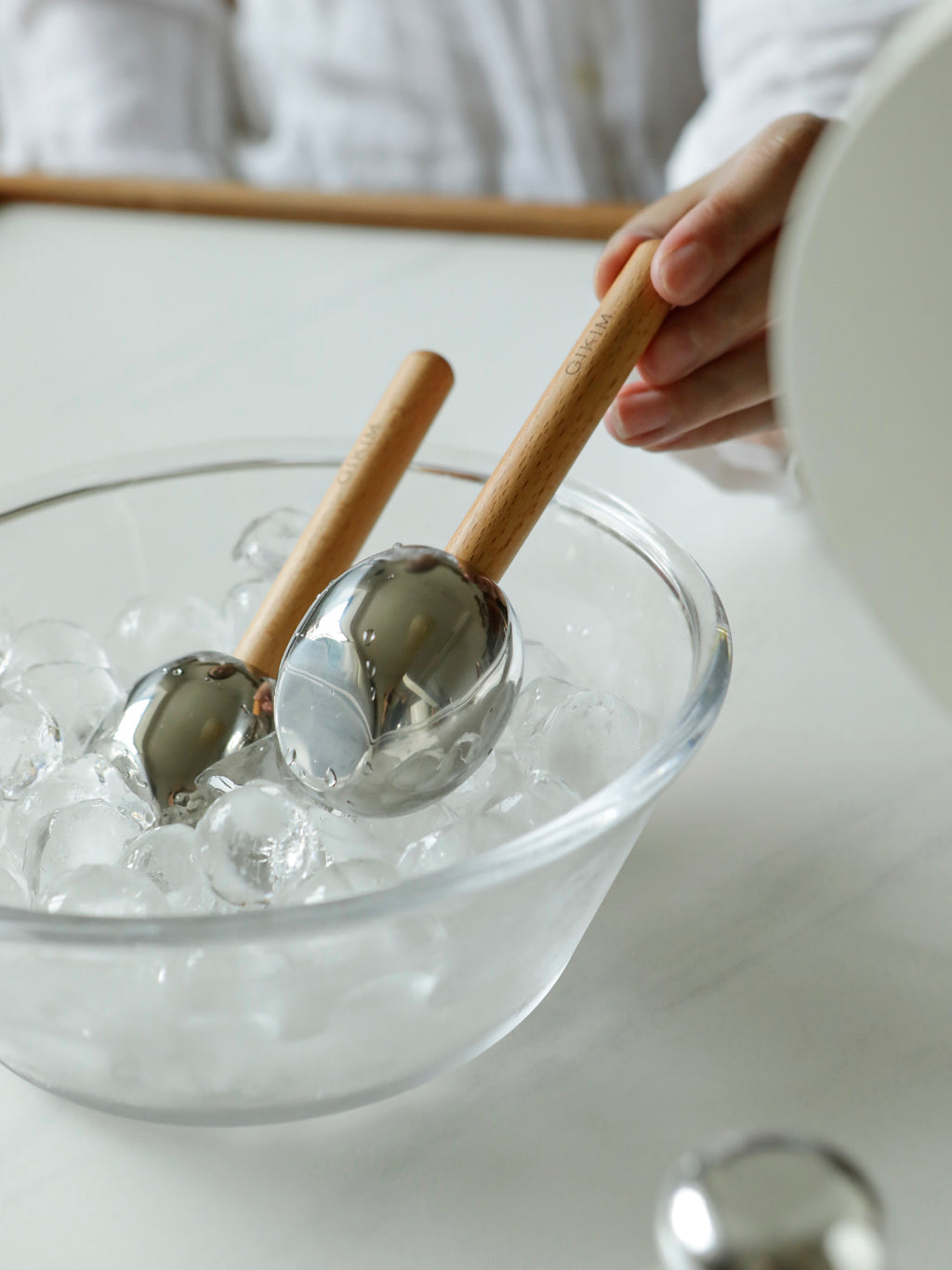 Hot and cold dual-use beauty ball — wooden handle