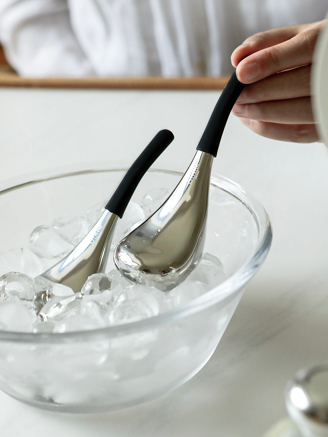 Hot and cold dual-use beauty device — black silicone handle