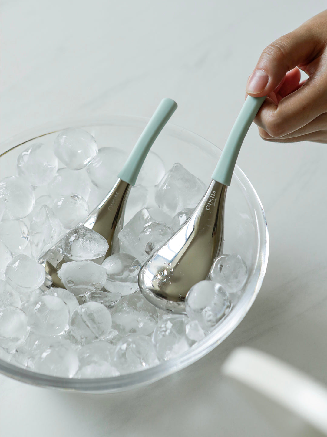 Hot and cold dual-use beauty device — green silicone handle