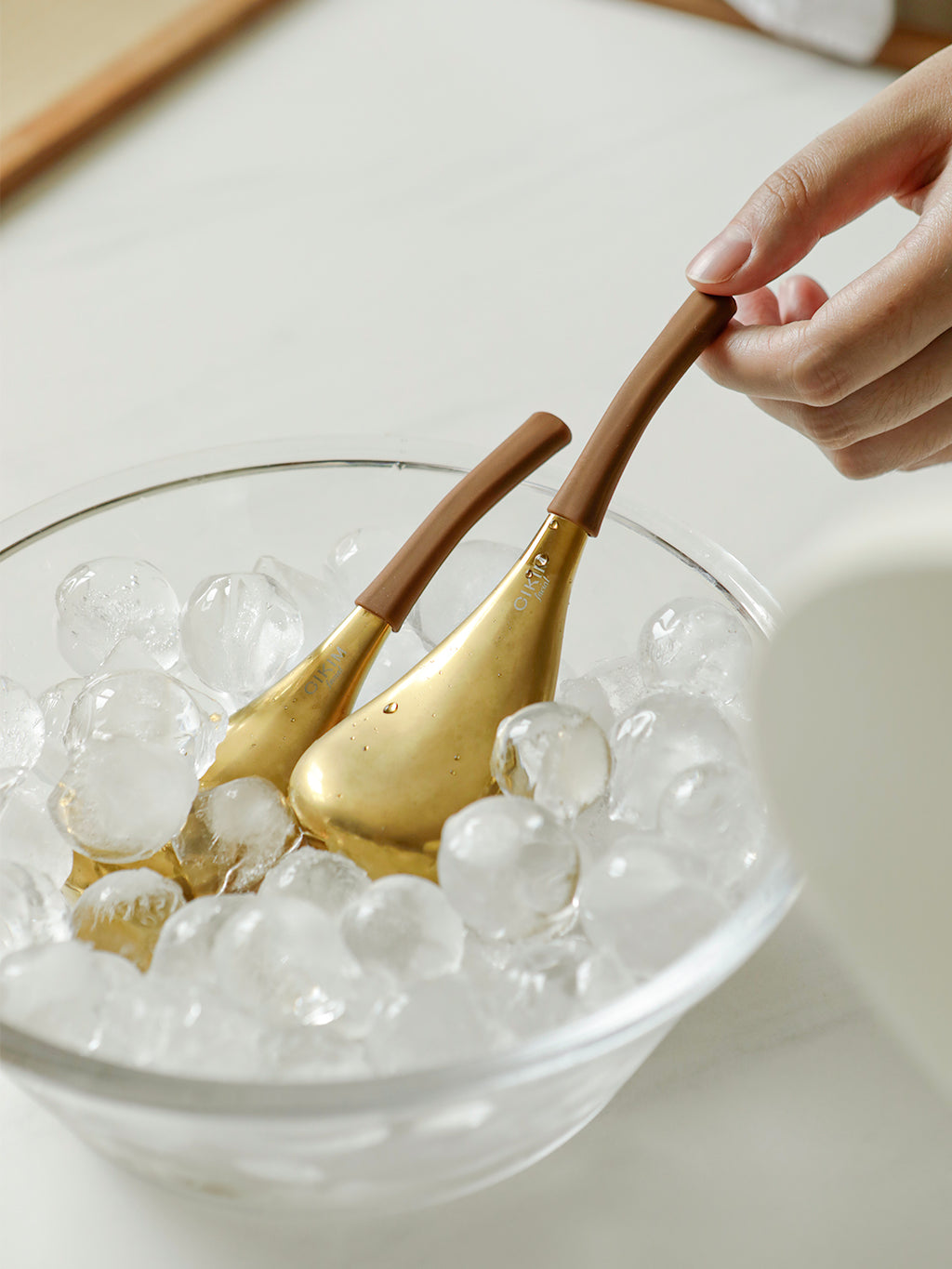 Hot and cold dual-use beauty device — gold