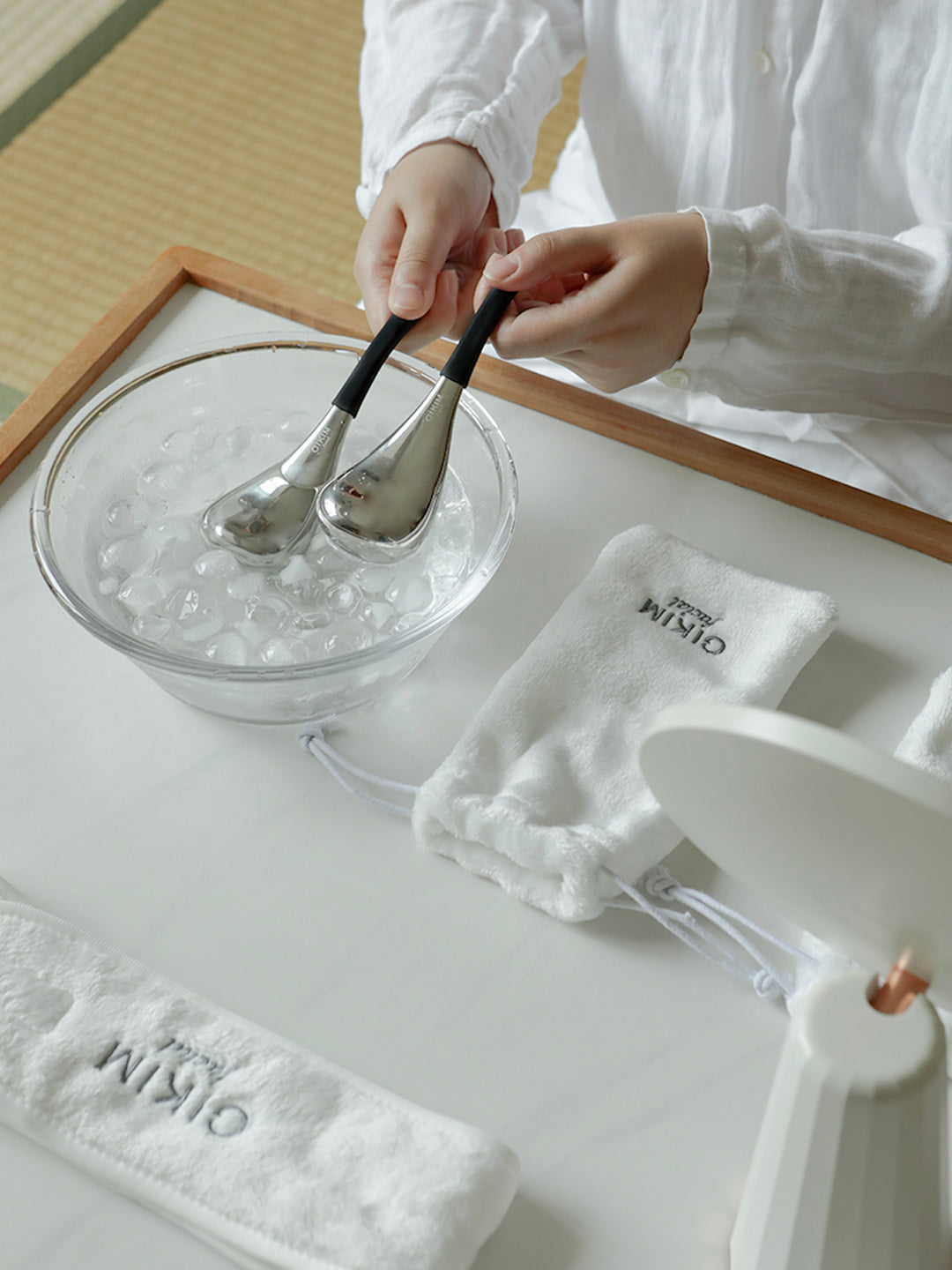 Hot and cold dual-use beauty device — black silicone handle