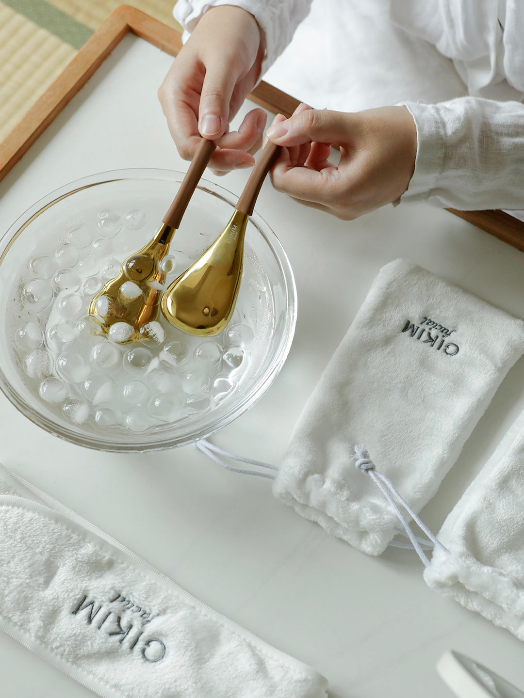 Hot and cold dual-use beauty device — gold