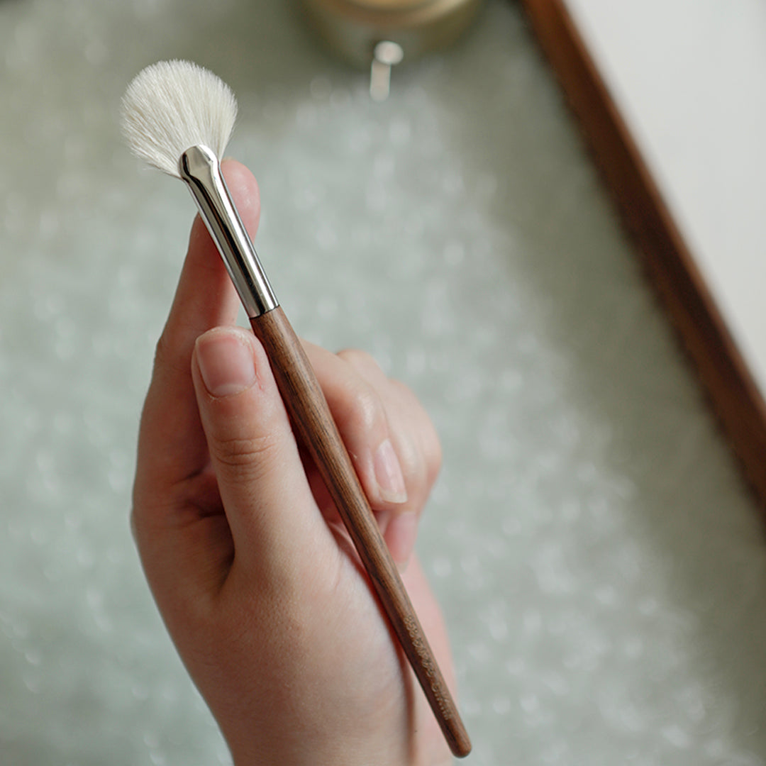 Wooden Handle Wool Makeup Brush