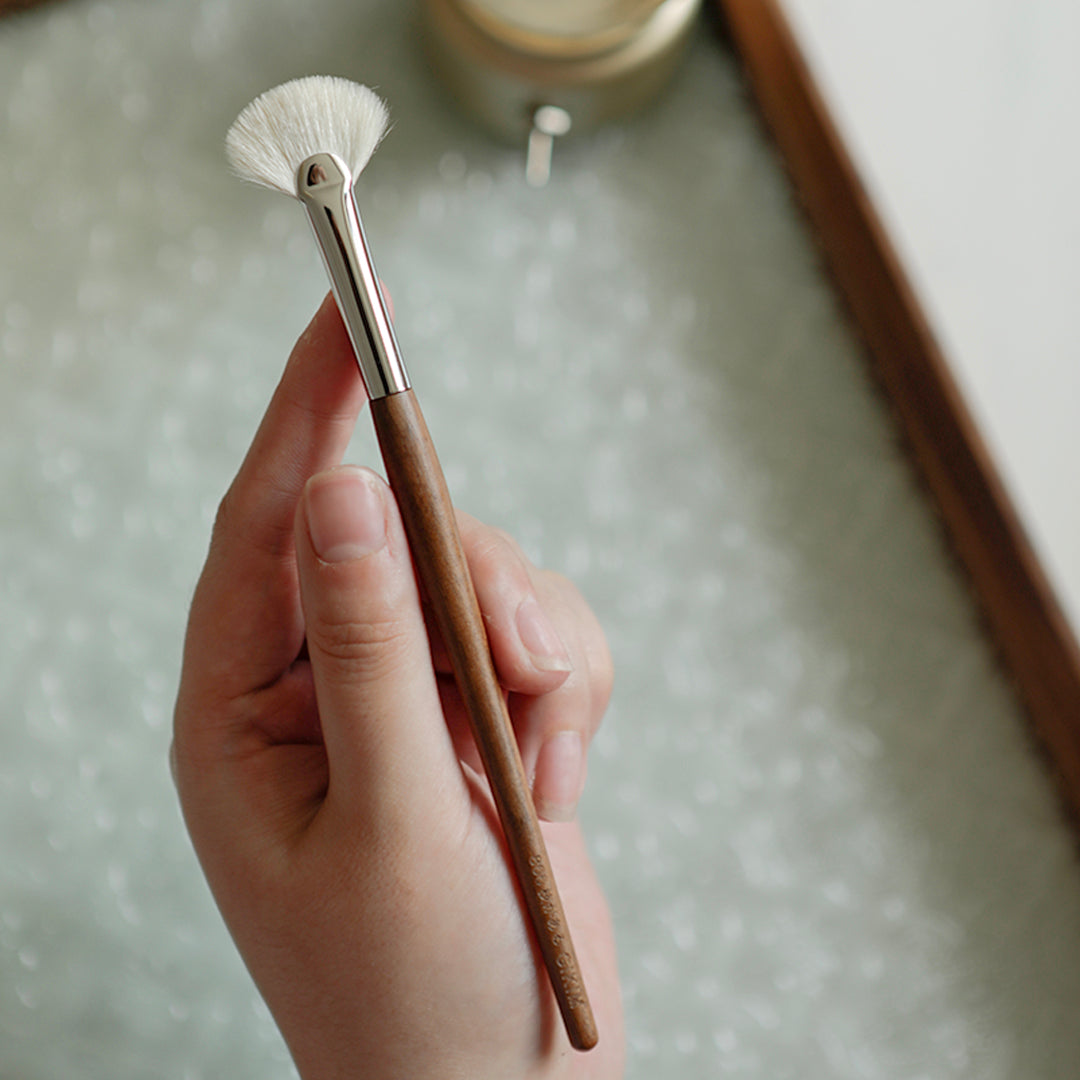 Wooden Handle Wool Makeup Brush