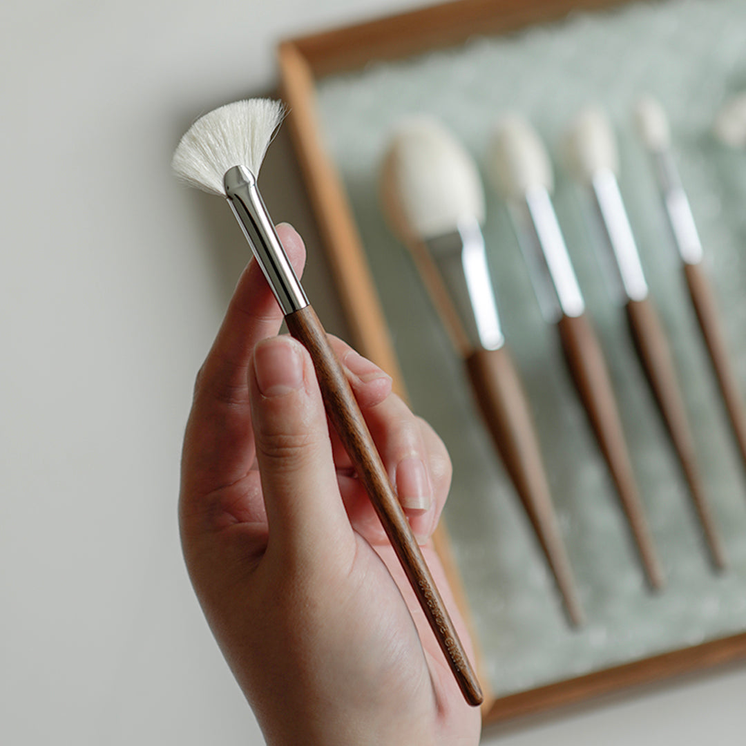 Wooden Handle Wool Makeup Brush