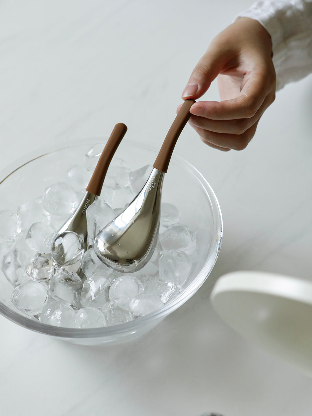 Hot and cold dual-use beauty device — brown silicone handle