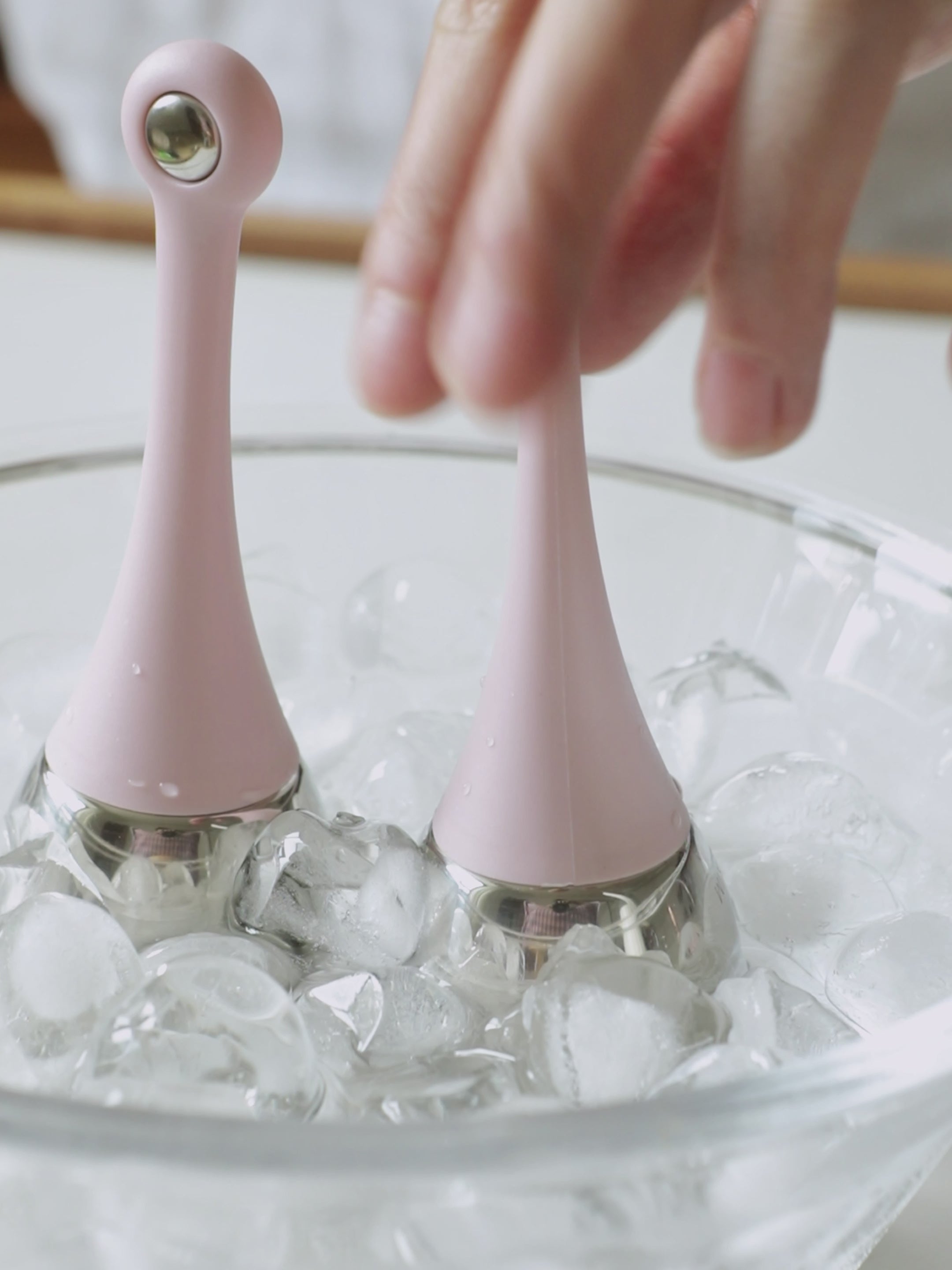 Standing stainless steel beauty ball